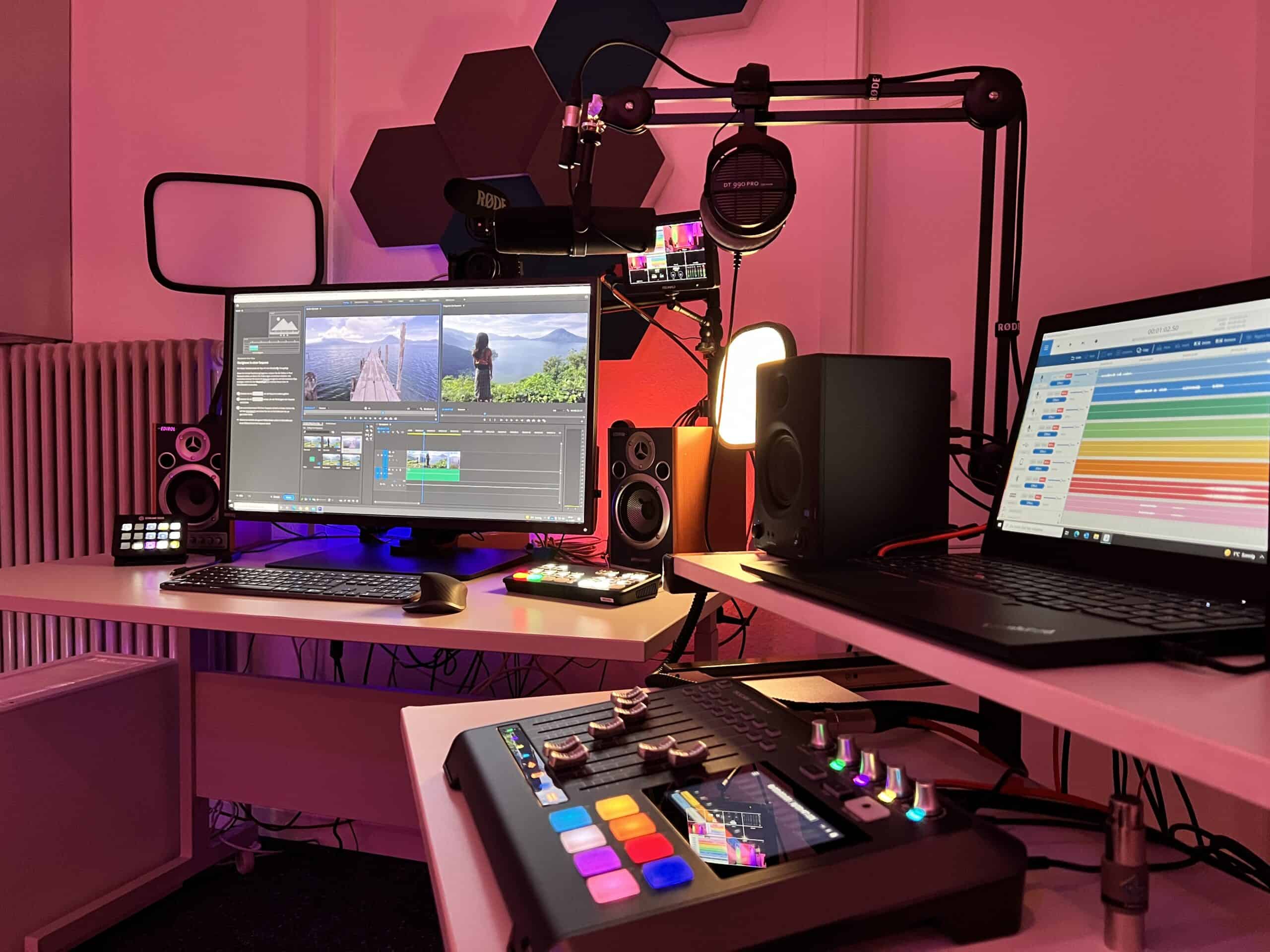 Foto von Podcastmischpult und Videoschnitt-Computer